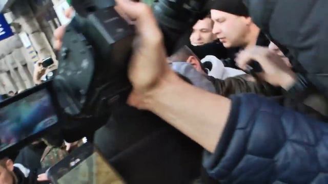 Депутата харьковского горсовета Владимира Скоробогача кинули в мусорный бак смотреть онлайн