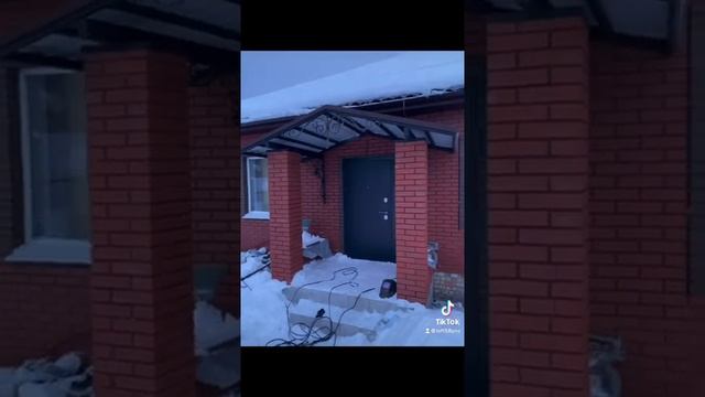 Вход в дом украсил козырёк с элементами ковки