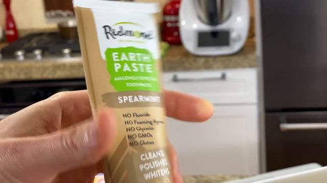Do You Know What's In Your Toothpaste - The BEST(And Worst) Toothpaste To Buy! смотреть онлайн