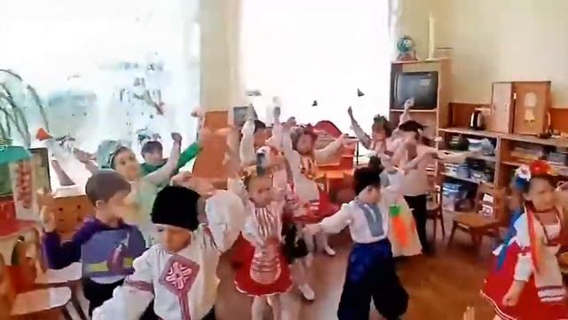 Танок з листочками Старша група смотреть онлайн