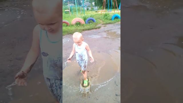 Ребёнок упал в лужу