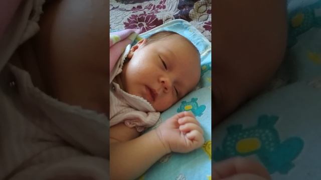 Малышка засыпает и улыбается)