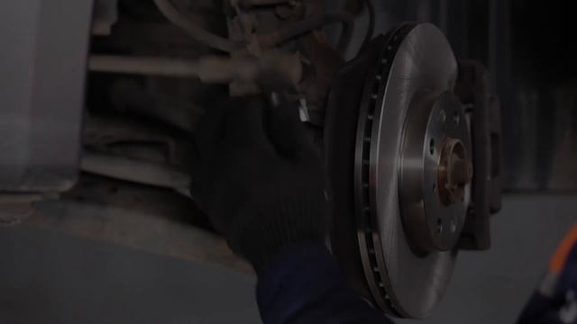 Jak vyměnit čep řízení na SUZUKI SWIFT 3 [NÁVOD AUTODOC] смотреть онлайн