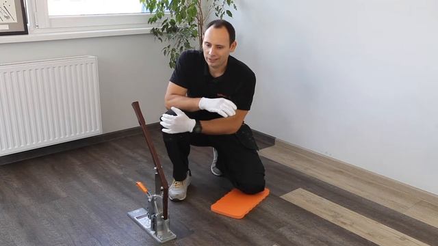 Работа на коленях при установке плинтуса.