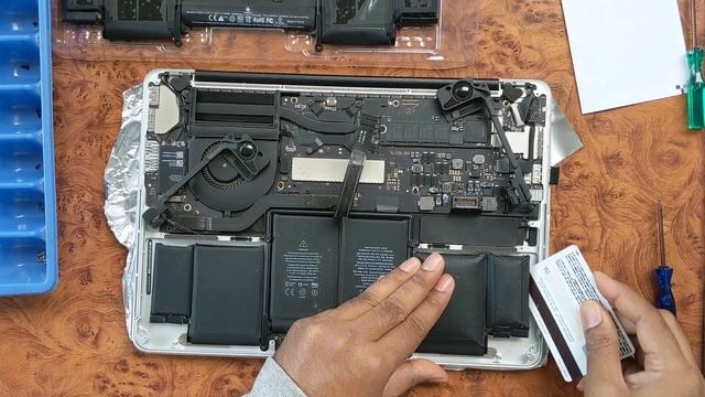 How to Replace Battery of MacBook Pro Retina 13-inch | Easy DIY | Best Tips and tricks (2021) смотреть онлайн
