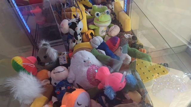 Пытаюсь достать игрушки в самом маленьком аппарате