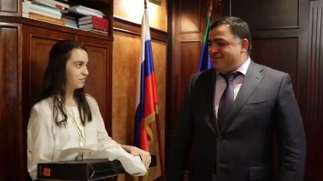 Фарид Ахмедов подарил «Умнице» Зейнаб Аюбова Айфон и ноутбук смотреть онлайн