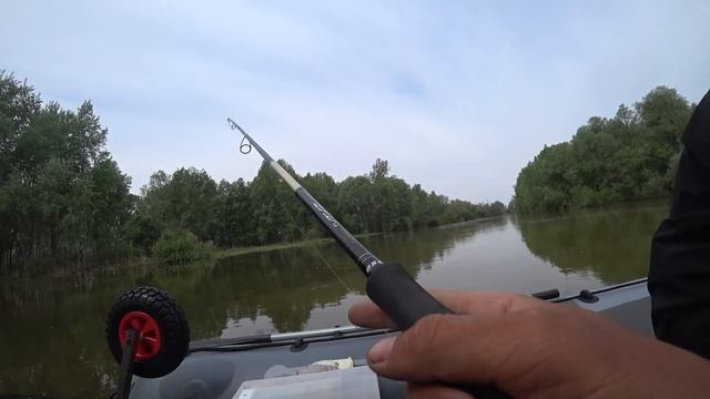 УСПЕЛИ ЗАНЯТЬ СУДАКОВУЮ ТОЧКУ И ПОЛОВИТЬ! Очереди на реке ,такая вот рыбалка на Оби по высокой воде смотреть онлайн