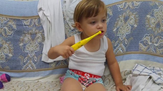 Наконец то чистит зубы сама.Даше 2 года и 9 мес смотреть онлайн