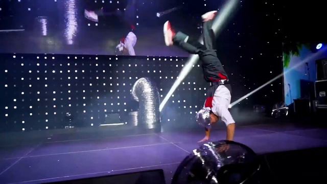 Человек-Пружина (SILVERSHOW). 💥 Артисты на свадьбу, юбилей, корпоратив. смотреть онлайн