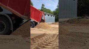 Доставка 20 кубов песка самосвалом  МАЗ