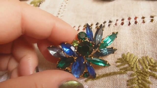 Бижутерия с зелёными стёклами/Море, кофе, завтрак/ смотреть онлайн