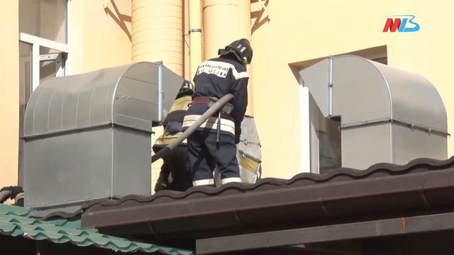 В центре Волгограда загорелся утеплитель вентшахты в 4-этажном здании