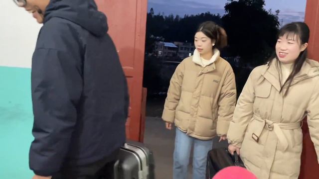 姨妹从长沙回家过年，小白带俩娃去高铁站接应，年味越来越浓！ смотреть онлайн