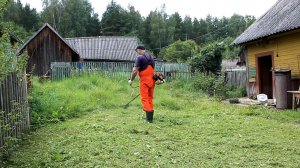 Семья купила небольшой заброшенный деревенский домик в лесу. День первый_ уборка двора.
