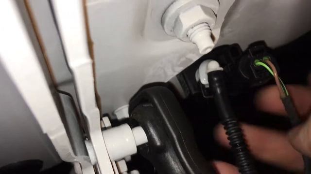 Как слить жидкость с бочка омывателя БМВ Х5 смотреть онлайн