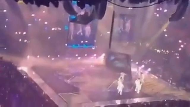 Экран упал на танцоров во время концерта группы Mirror в Гонконге смотреть онлайн