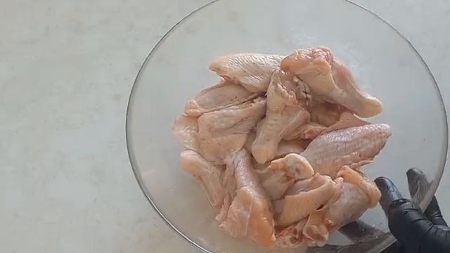 Куринные крылышки в медово соевом соусе смотреть онлайн