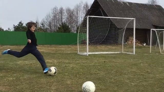 Наше первое видио!!! /Бьём по воротам/ Кто красивее забьет гол смотреть онлайн