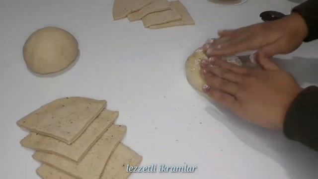 YAĞ ÇEKMEYEN SUSAMLI BALON PİŞİ TARİFİ / HAMUR KIZARTMASI смотреть онлайн