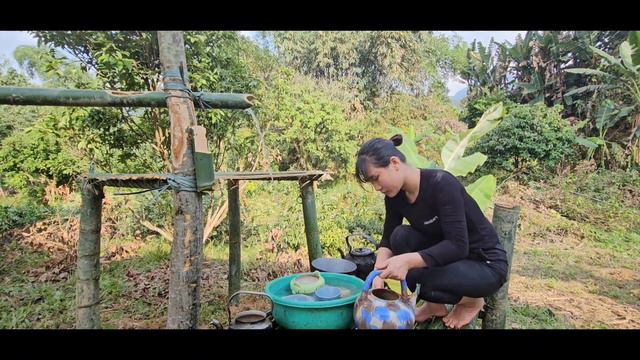 Full video:Homeless mother and daughter build bamboo house & Get help from good people, gardeners смотреть онлайн