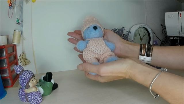 Игрушки ручной работы вязанные крючком. Зайки. смотреть онлайн