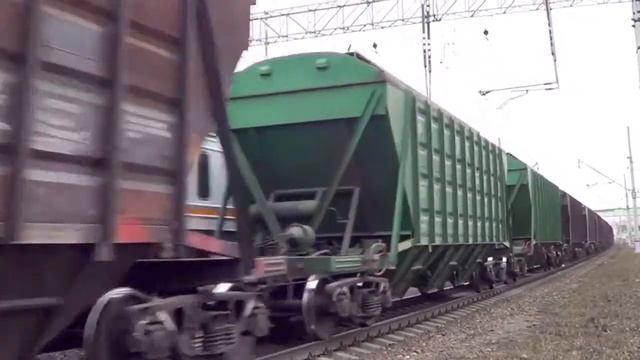 ВЛ11-226 с хоппер-зерновозным и наливным поездом:-) смотреть онлайн
