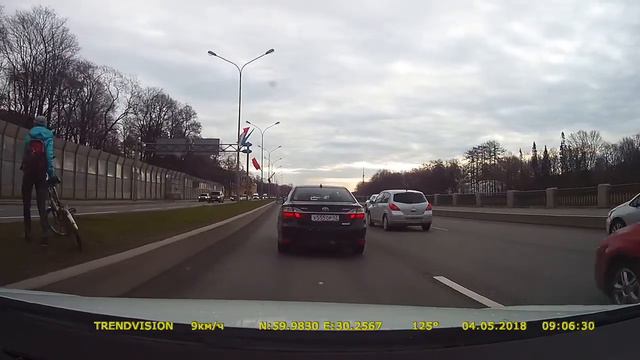 Тетка с лисапедом переходит Приморский проспект смотреть онлайн