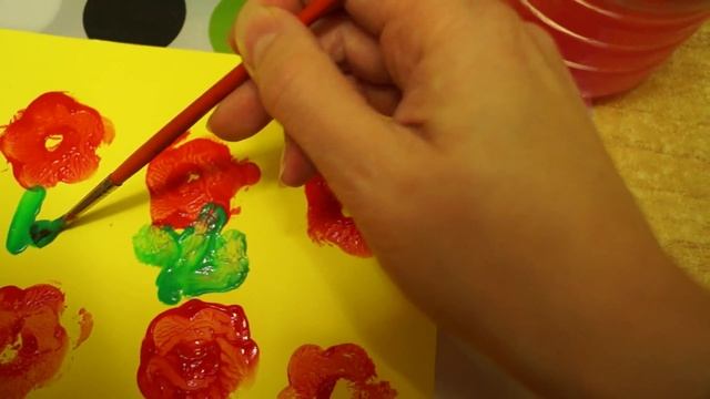 #Создаём картину в подарок к #8марта для бабушки #Используем пальчиковые краски со штампами #PlayDo смотреть онлайн