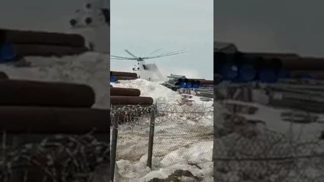 Рядом с буровой при посадке разбился вертолет😳