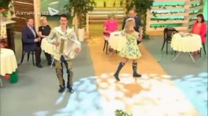 Лена Василек поет "Баба Тома" у Малахова