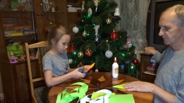 Делаем сами снежинки из бумаги. Полезно для детей и взрослых смотреть онлайн