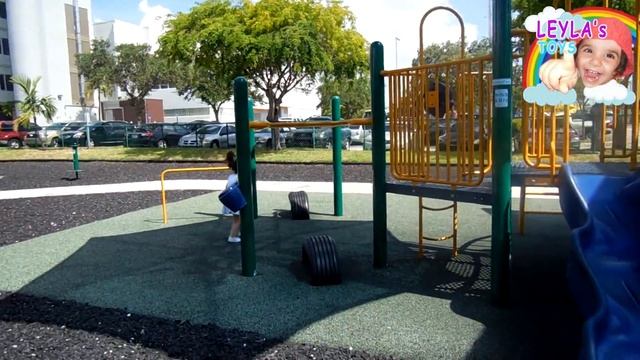 Бассейн и детская площадка в Майами. Playground, pool and water park in Miami. смотреть онлайн