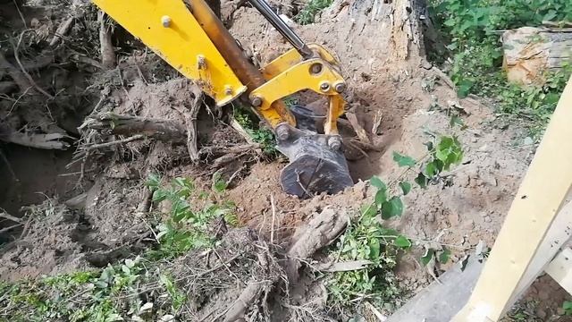 КОРЧУЕМ ПНИ И ДЕЛАЕМ ПЛАНИРОВКУ НА УЧАСТКЕ В ЛЕСУ. смотреть онлайн