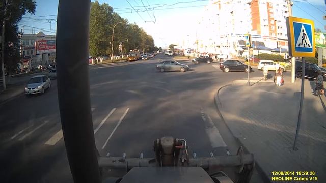 По улице Ленинградской на экскаваторе-погрузчие Вольво бл-71б видео 2 смотреть онлайн