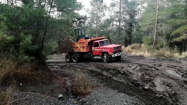 Грузовик AS 950 пытается заехать в подъем на бездорожье. смотреть онлайн