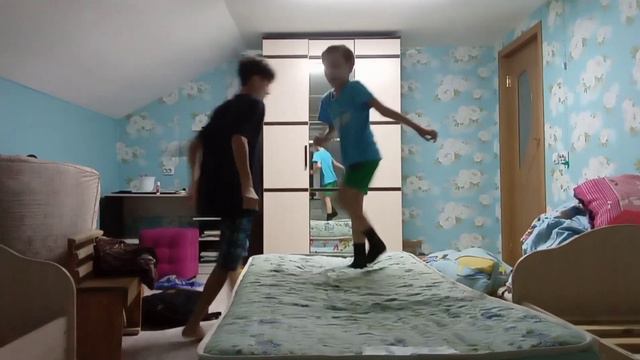 Кто последний перестанет прыгать на матрасе получит 5 тысяч! ЧЕЛЕНЖ ПОШЁЛ НЕМПО ПЛАНУ😨 смотреть онлайн