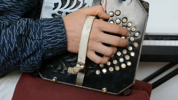 Playing Chords on the Bandoneon with Pivoting