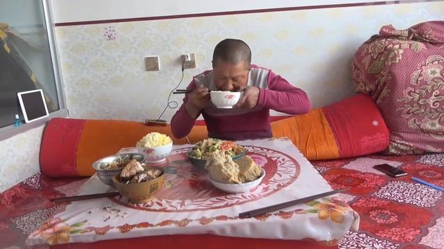 有吃有喝乾活兒也不煩！白蘿蔔炒肉二米飯，香噴噴真滿足！【泥土大黑】 смотреть онлайн