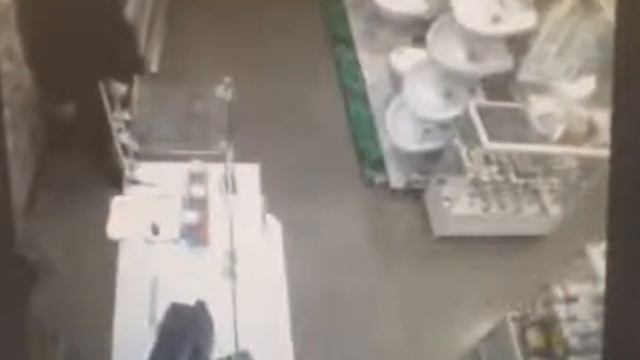 Вор в магазине лезет в кассу смотреть онлайн
