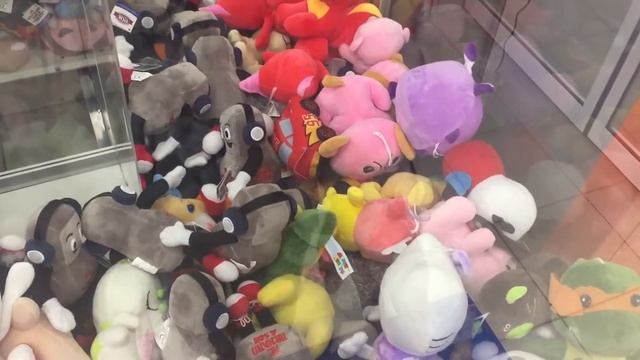 ИГРАЕМ В АВТОМАТ С ИГРУШКАМИ В КРАСНОДАРЕ ВЫИГРАЛИ ИГРУШКУ УРА смотреть онлайн