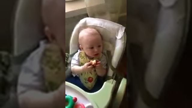 Кушает персик