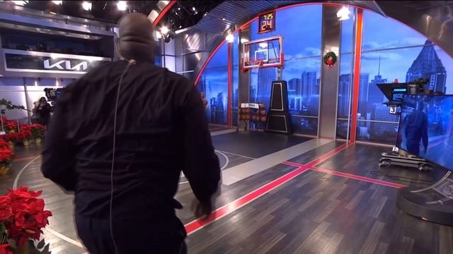 Shaq Said He Could Shoot Better Than 1-for-13 And Candace Parker Made Him Prove it | NBA on TNT смотреть онлайн