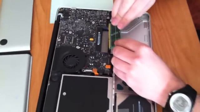 Videocast - Instalar 8 Gb de RAM a un Macbook Unibody de 2008 смотреть онлайн