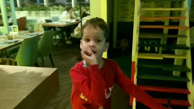 Что Артёму подарили? В ресторане|часть 2 смотреть онлайн