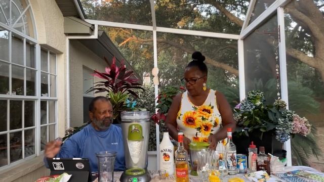 How to make a Strawberry Daiquiri & Pina Colada | Margaritaville Bahamas Frozen Concoction Maker | смотреть онлайн