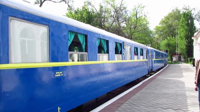 ВЛОГ - ЕДЕМ НА НАСТОЯЩЕМ ПОЕЗДЕ - Детская железная дорога Парк Глобы Днепр смотреть онлайн