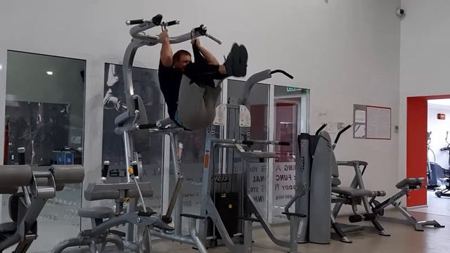 Подъём колен на перекладине смотреть онлайн