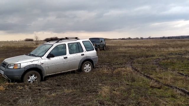 Нива вытаскивает из грязи машины на китайской зимней резине до половины стёртой смотреть онлайн