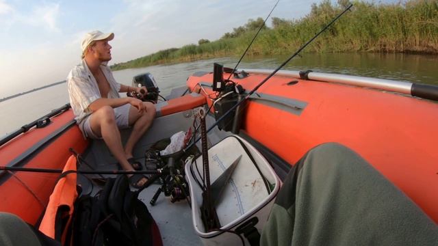 Незапланированный выезд на САЗАНА. Фидер с лодки. Варим кашу в лодке! Крутиха! смотреть онлайн